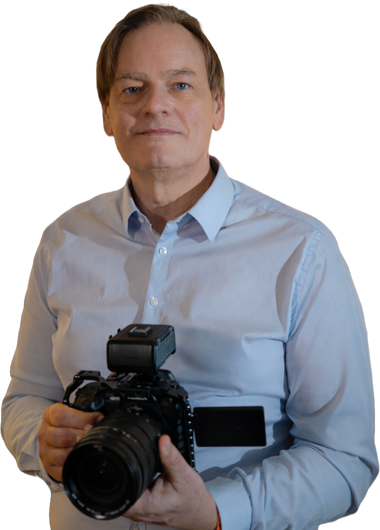 Olivier Dupont Vidéo LinkedIn et marque personnelle Homme tenant un appareil photo, vêtu d'une chemise claire.