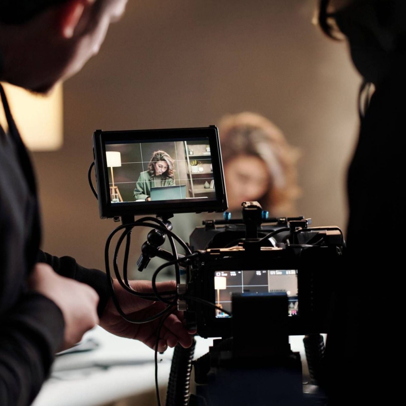 Vidéo pour LinkedIn Une caméra filme une personne en arrière-plan, avec un écran de contrôle visible.