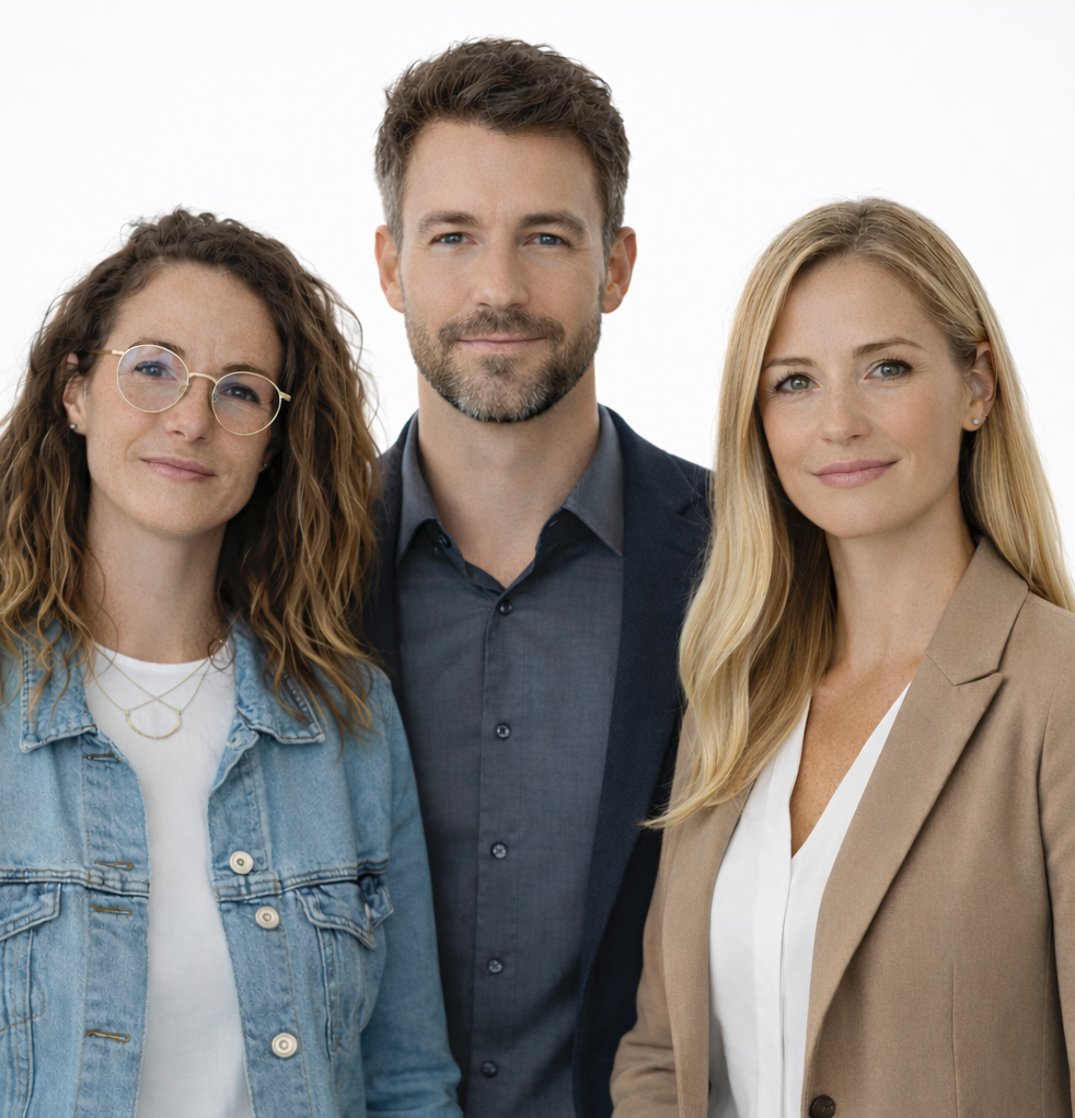 Prestation vidéo pour Coach, consultant et expert Trois personnes, souriantes, en vêtements décontractés et professionnels.